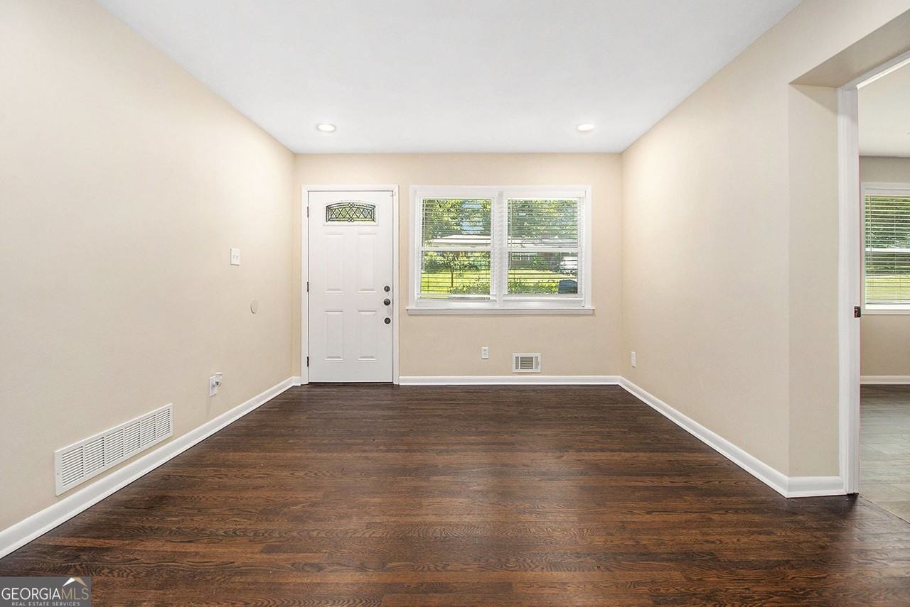 1975 Glenmar Dr - Photo 4 of 30