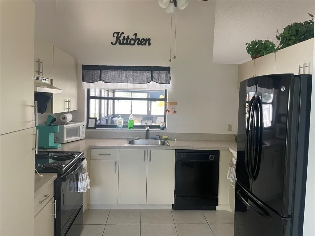 5675 Northpointe Ln - Photo 4 of 8