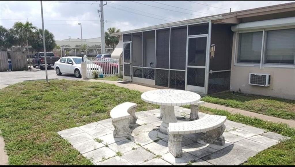 2213 Lincoln St - Photo 2 of 15