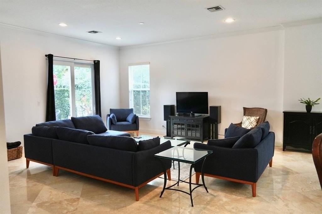 700 Sw 8th Way - Photo 3 of 26