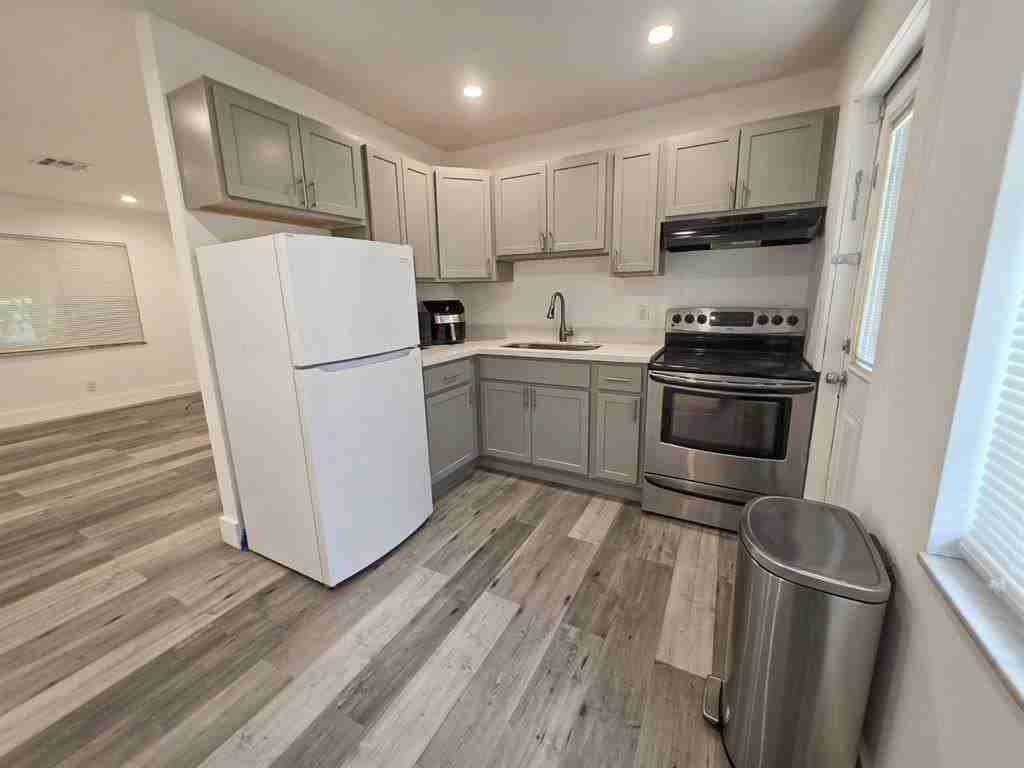 2432 Sherman St #B - Photo 4 of 12