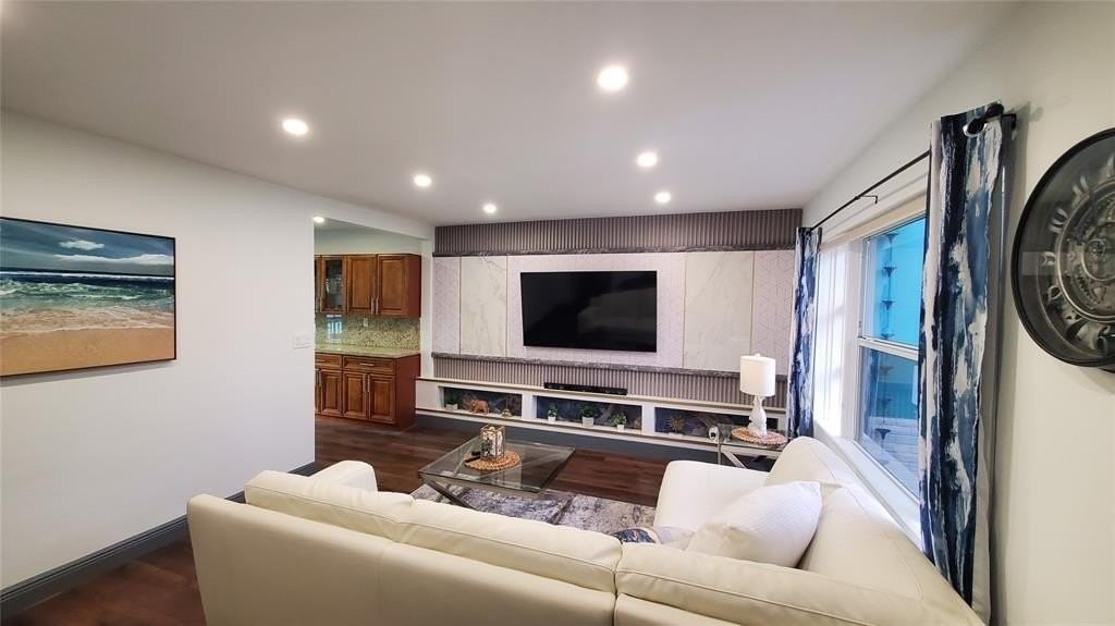 1548 Sw 28th Ave - Photo 4 of 15