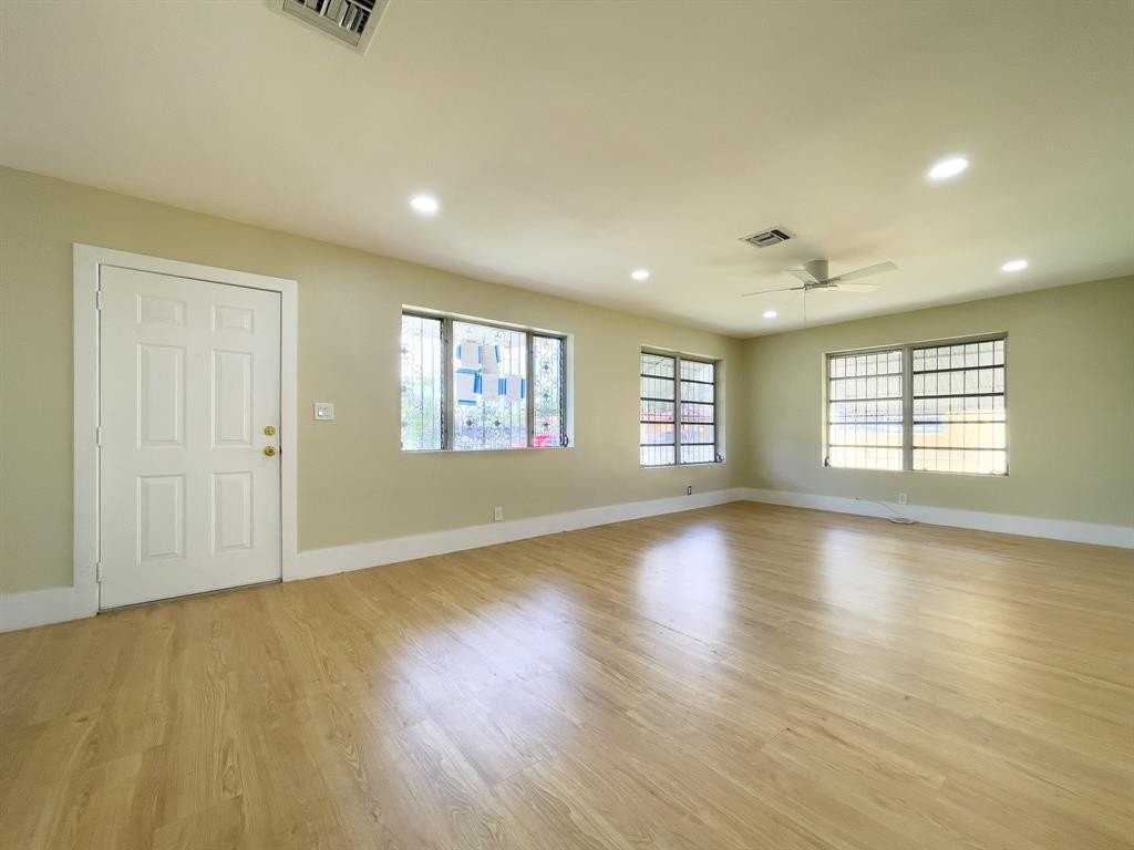 2287 Nw 63rd St - Photo 7 of 33