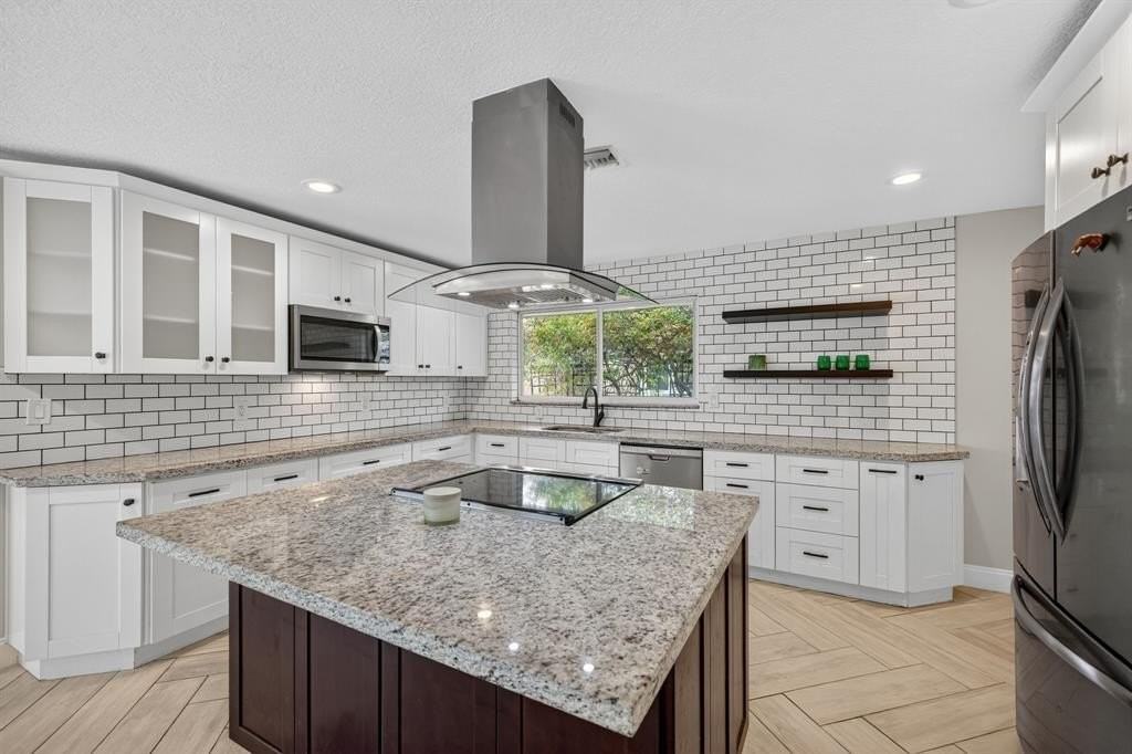 1460 Ne 57th Ct - Photo 3 of 40