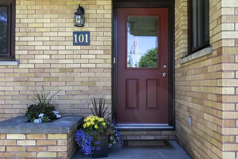 101 Waterloo St #101 - Photo 2 of 10