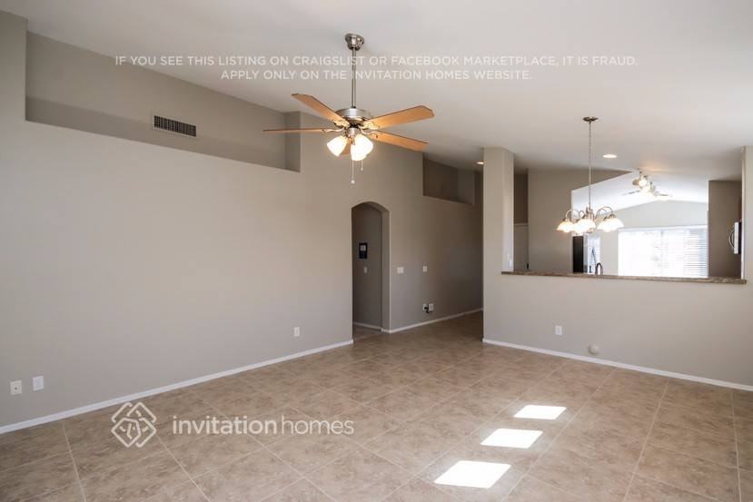 364 S Bermuda Dr - Photo 3 of 21