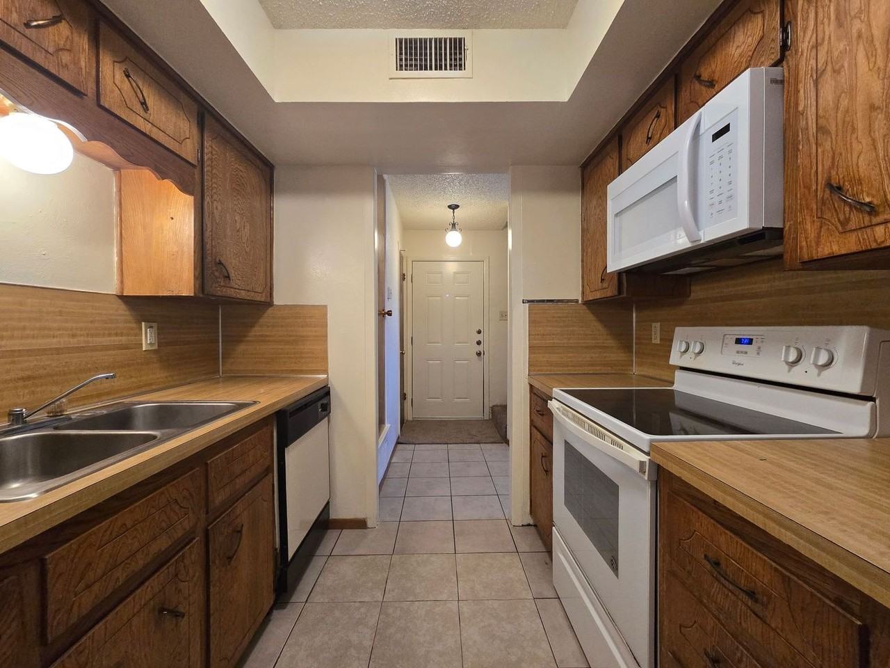 2304 Wales Cir #B - Photo 4 of 16
