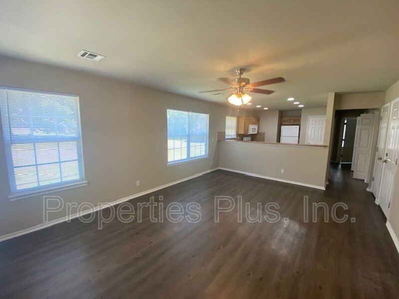 982 Clearwater Cir - Photo 3 of 9