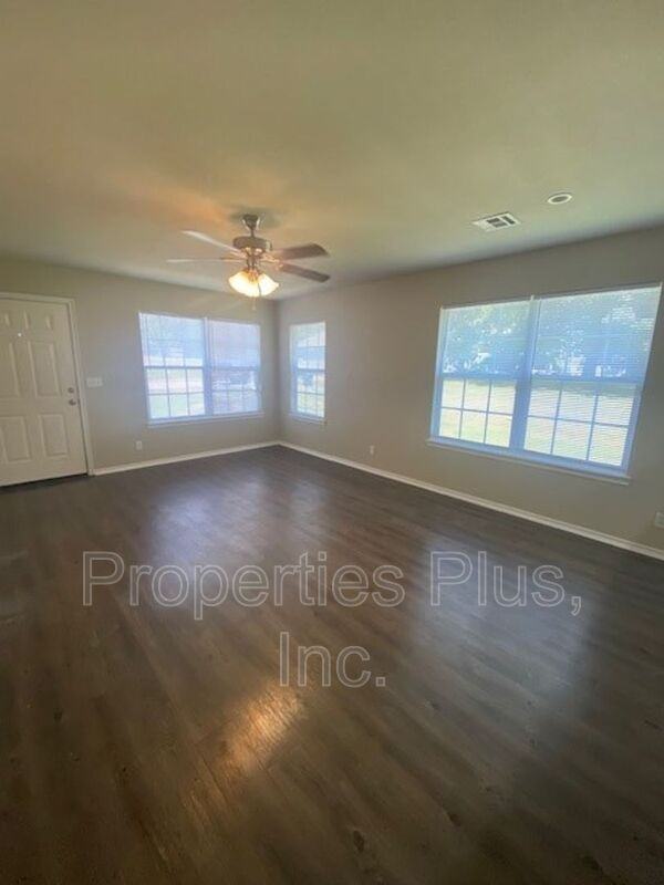 982 Clearwater Cir - Photo 4 of 9