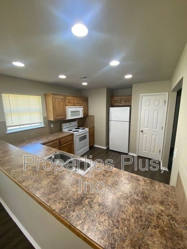 982 Clearwater Cir - Photo 5 of 9