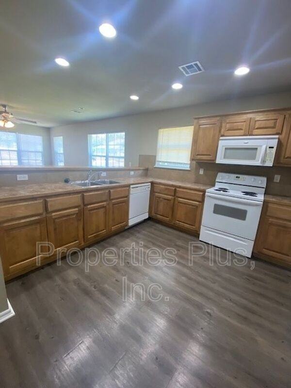 982 Clearwater Cir - Photo 6 of 9