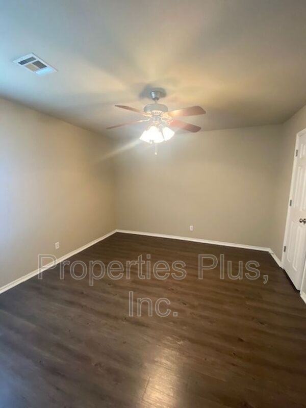 982 Clearwater Cir - Photo 7 of 9