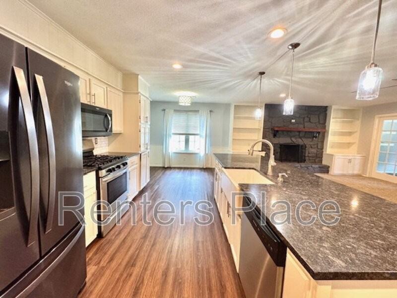 1010 W 17th St - Photo 2 of 16