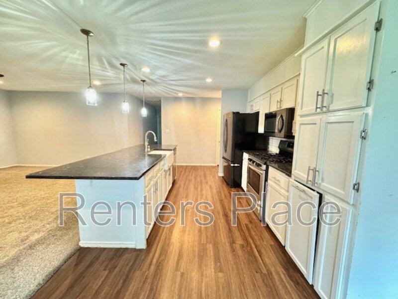 1010 W 17th St - Photo 3 of 16