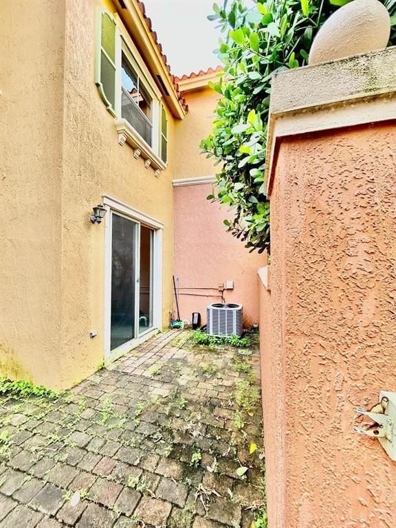 732 Sw 106th Ave - Photo 4 of 24