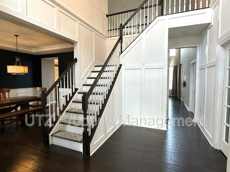 2945 Southwestern Ave - Photo 2 of 43