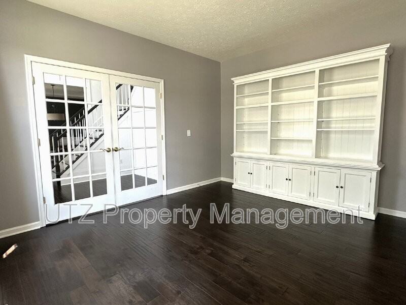 2945 Southwestern Ave - Photo 3 of 43