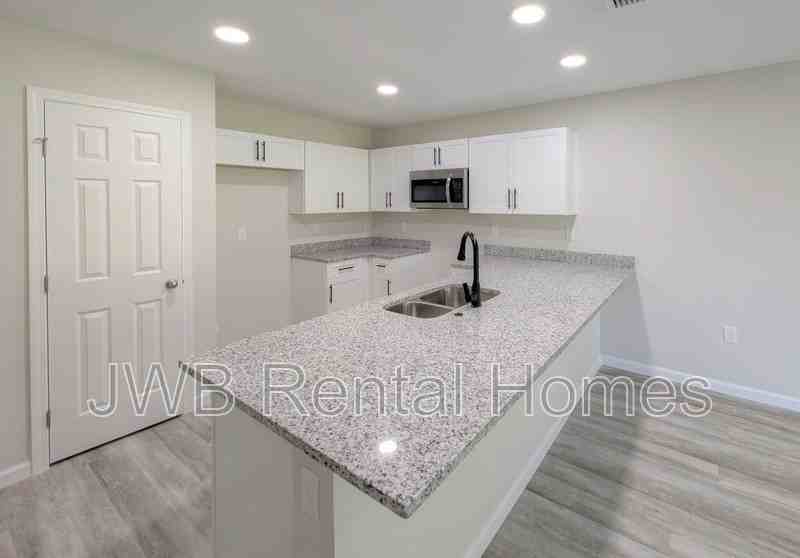 1116 Comanche St - Photo 4 of 19