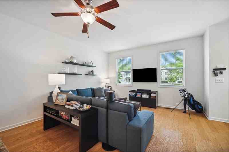 132 Longwood Dr - Photo 3 of 40