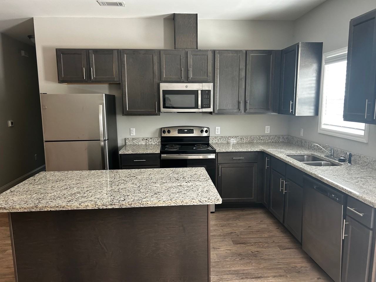 1909 Jeanette St #B - Photo 4 of 35