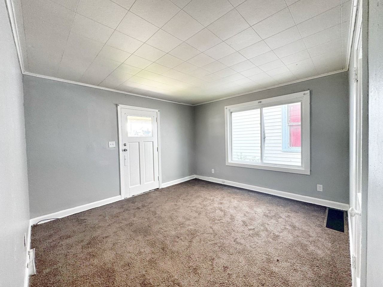 407 Webster Ave Ne - Photo 2 of 6