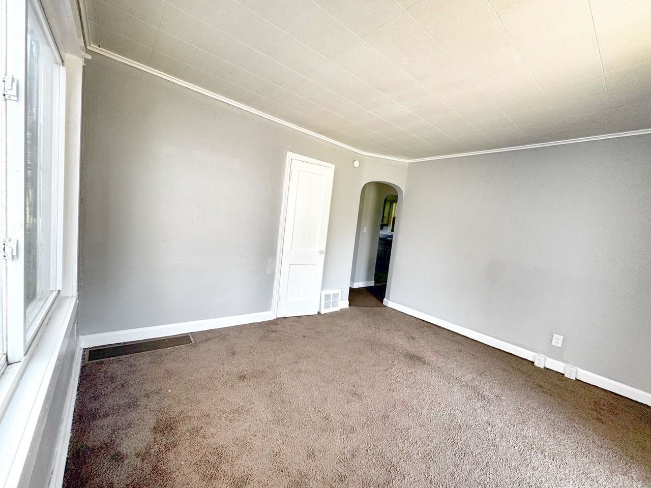 407 Webster Ave Ne - Photo 3 of 6