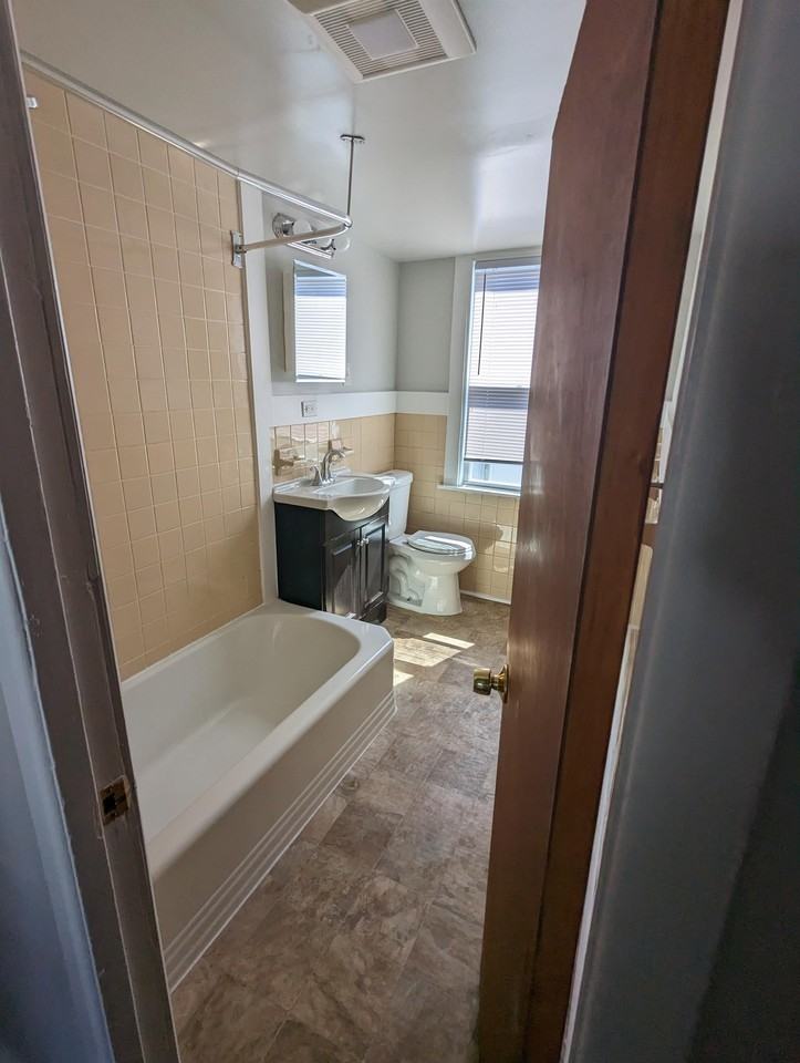 Beech Ave - 12 - Apt B - Photo 3 of 9