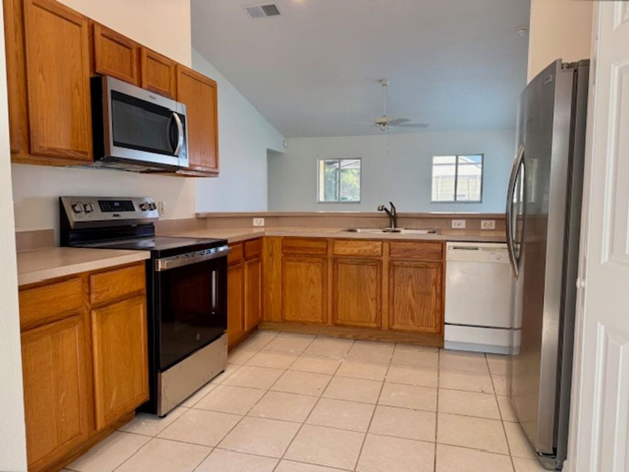 838 Hillcrest Dr - Photo 2 of 23