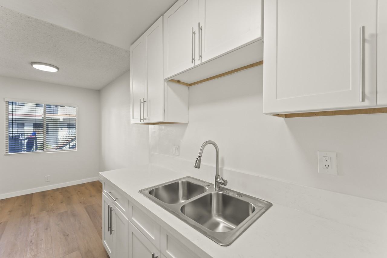 3205 West 60th Street - Photo 5 of 10