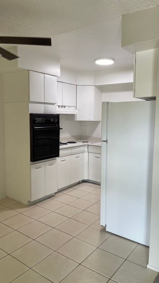 1800 Rexford Drive - Photo 5 of 24