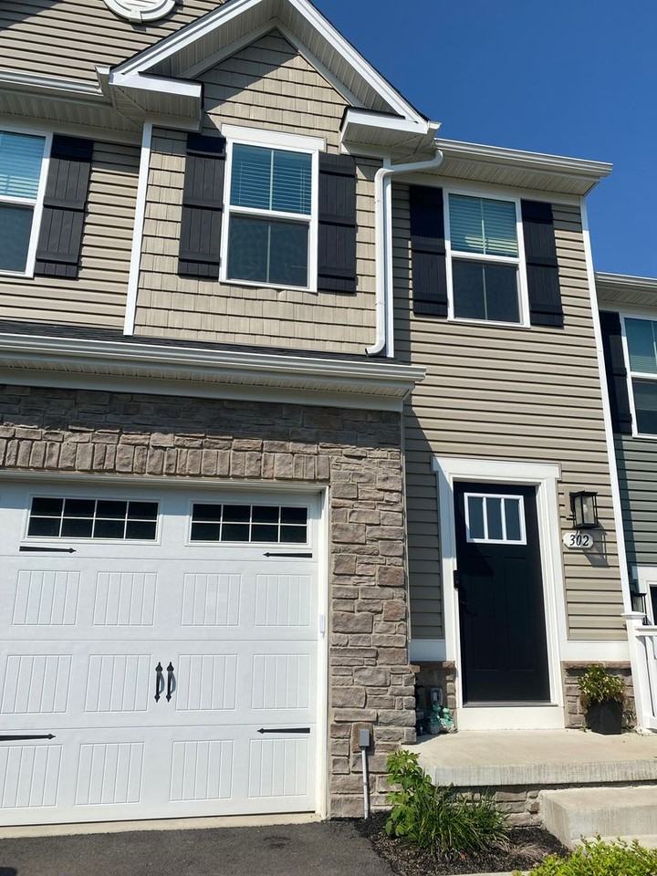 302 Frances Ln - Photo 2 of 36