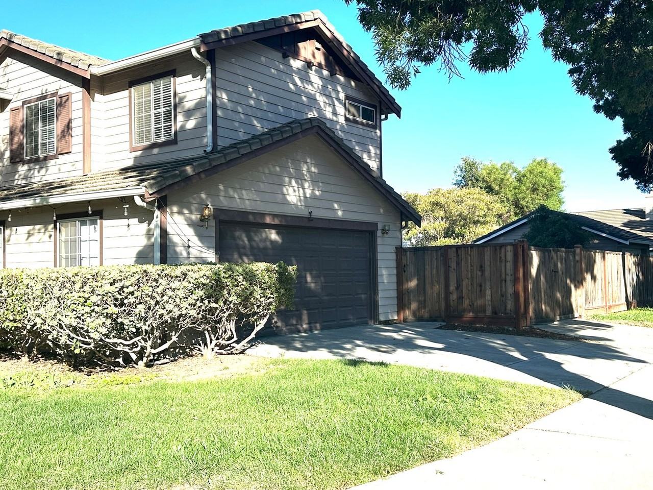 4650 Christenson St - Photo 2 of 25