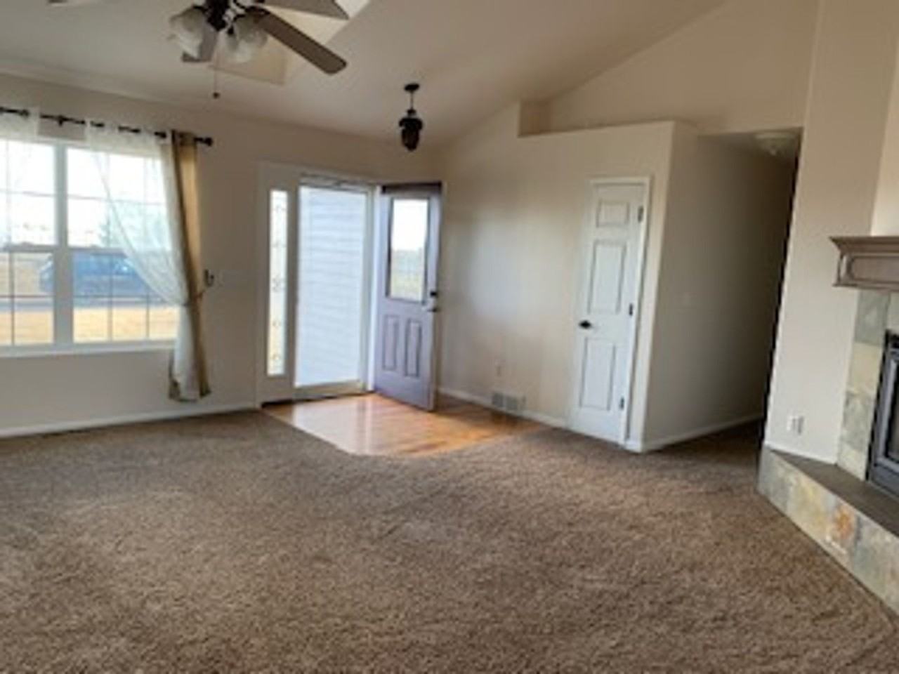 2074 Canyon Dr - Photo 2 of 38