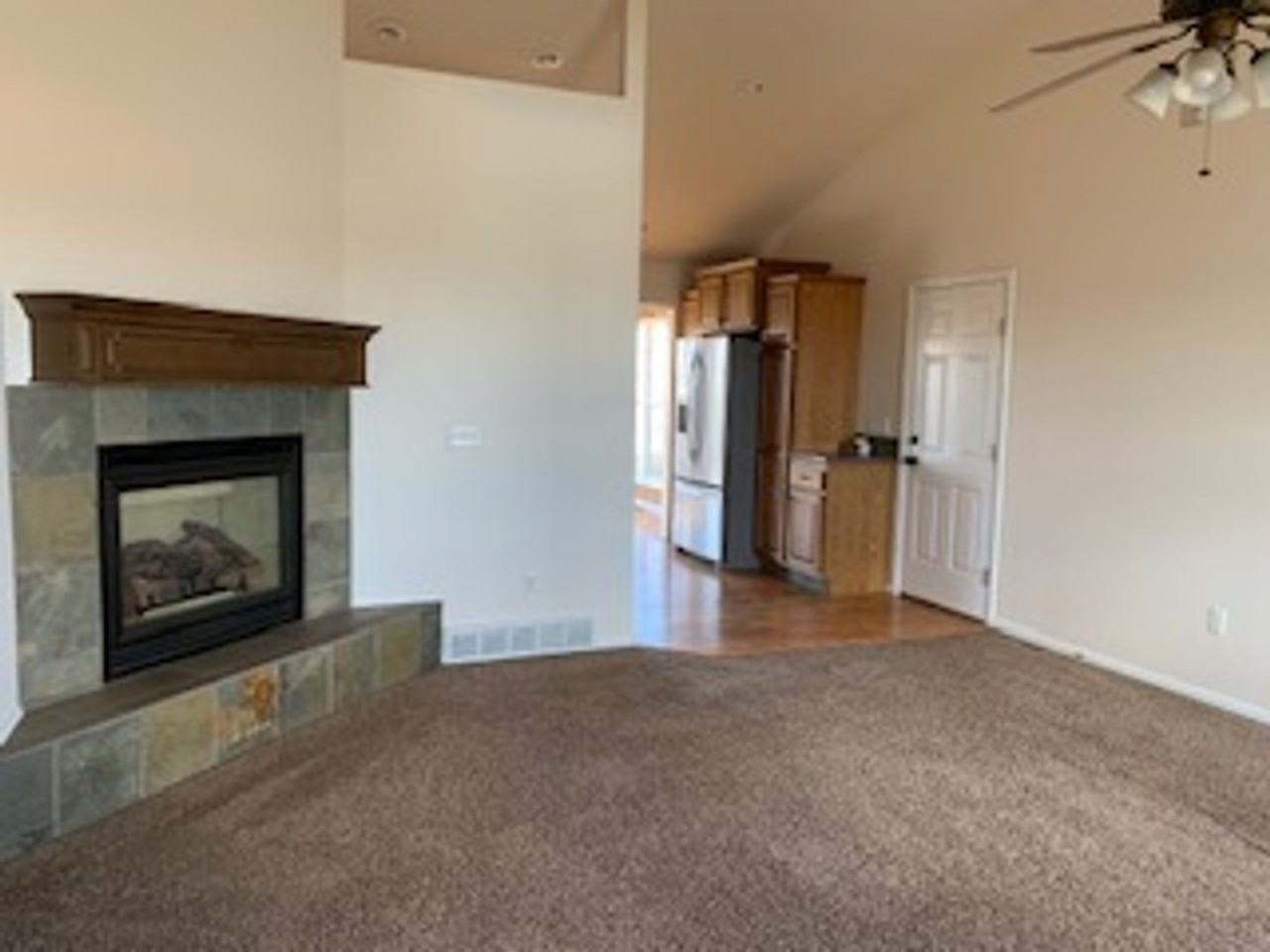 2074 Canyon Dr - Photo 3 of 38