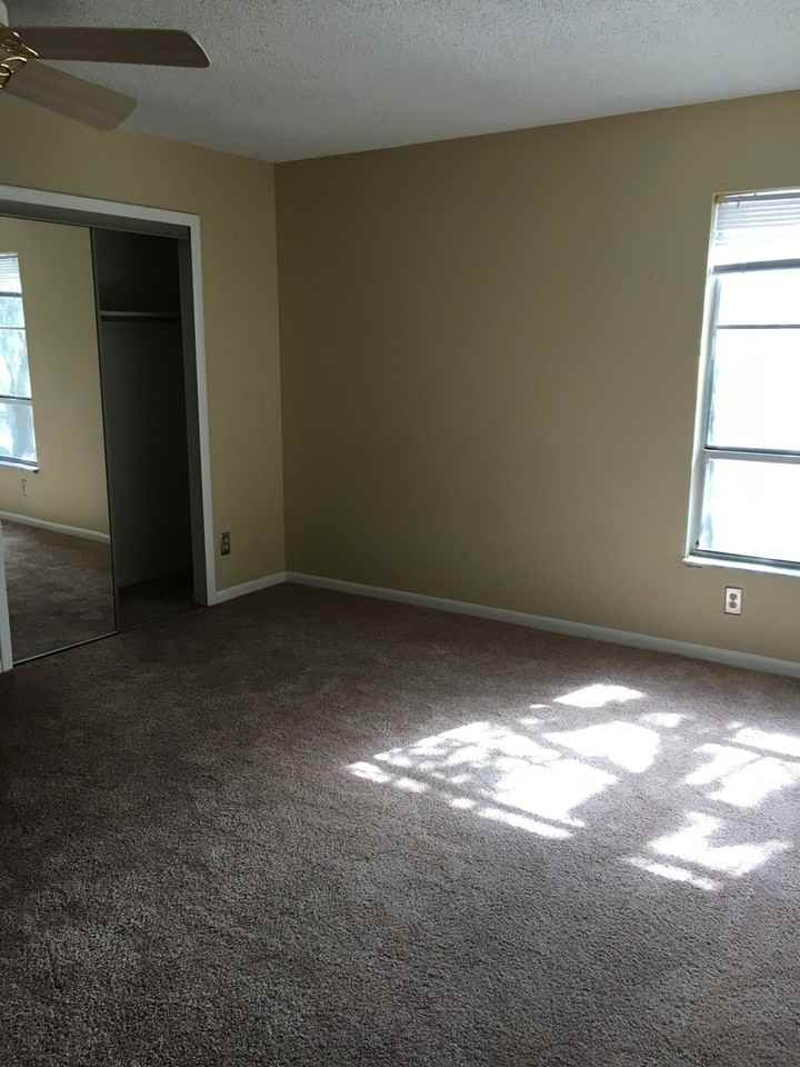 230 E Desoto St - Photo 4 of 17