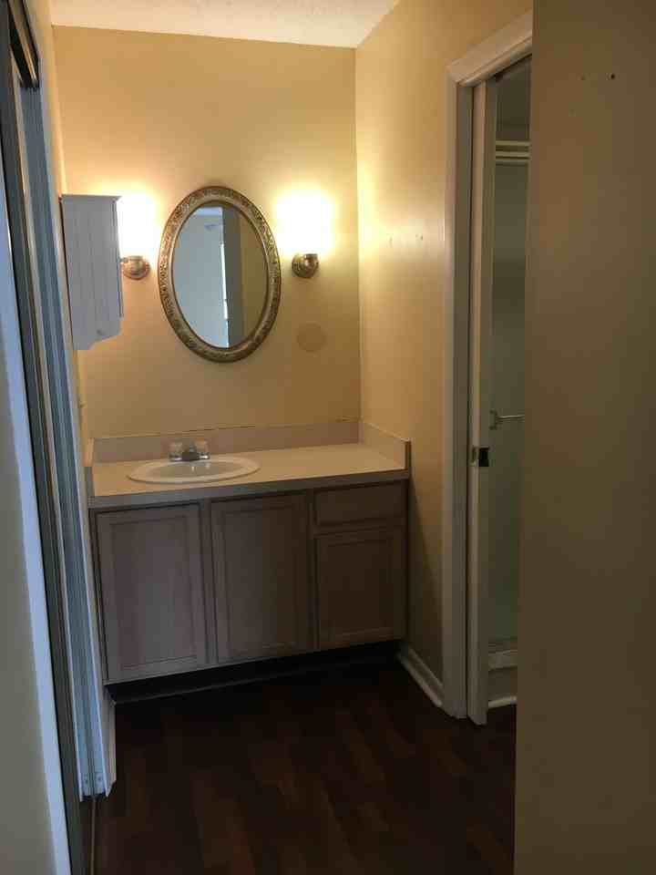 230 E Desoto St - Photo 7 of 17