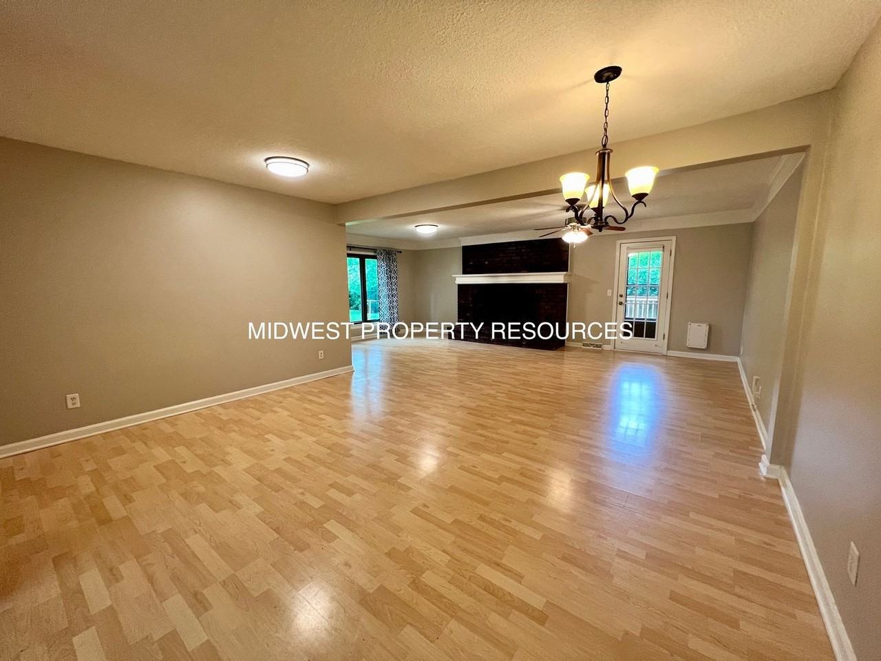 604 Ne Applewood St - Photo 3 of 18