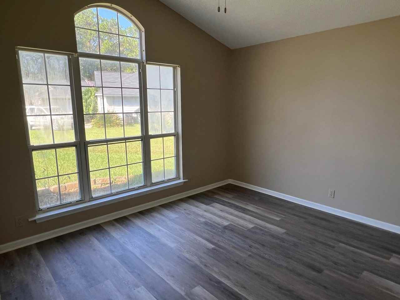 202 Thompson Ct - Photo 5 of 17