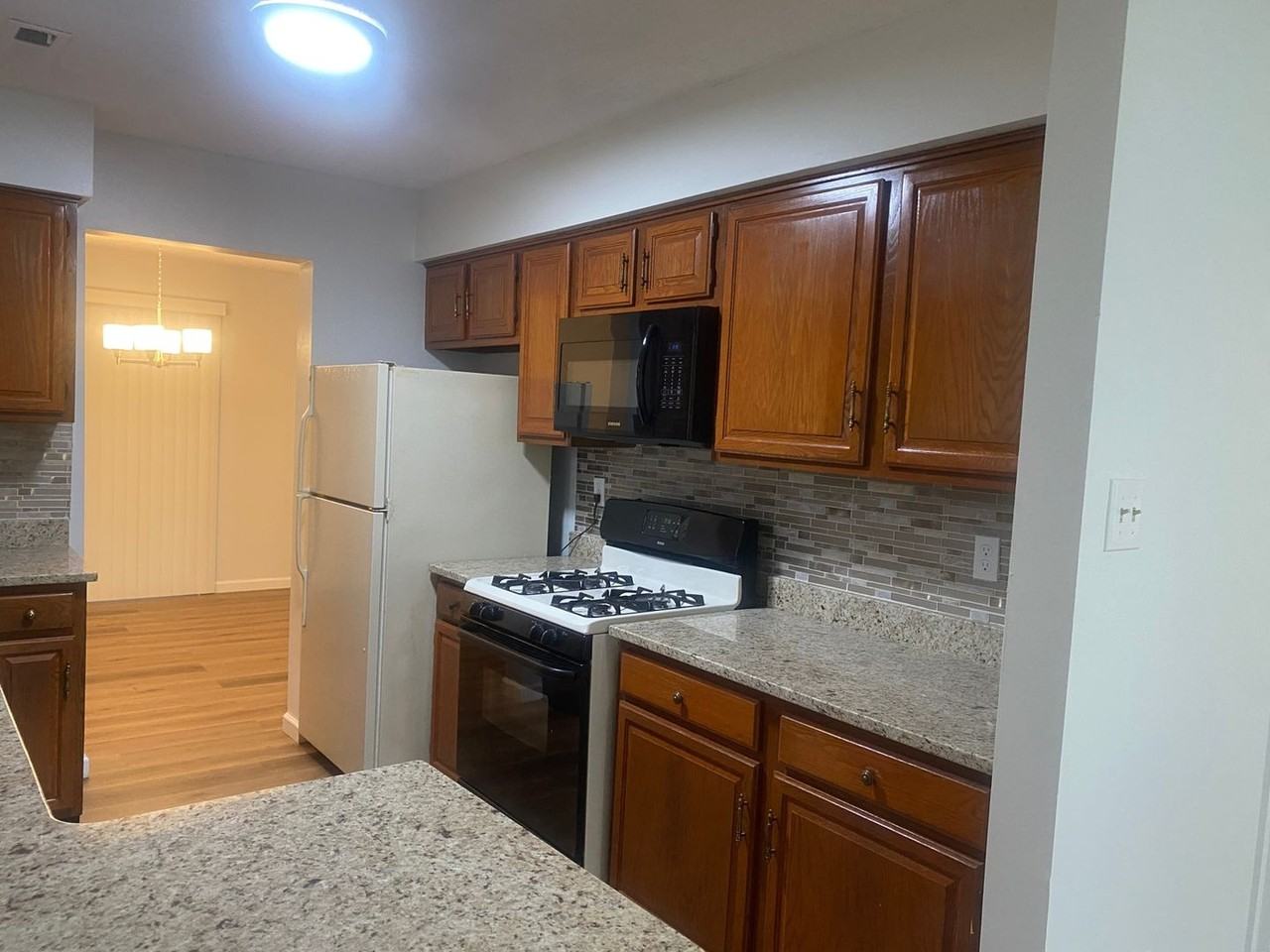 138 Hampshire Dr - Photo 4 of 47
