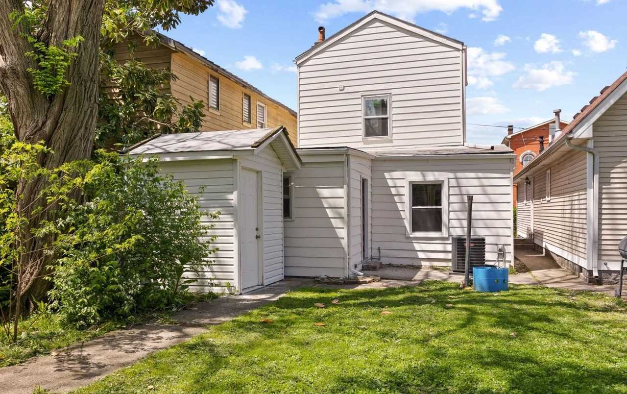 1020 Franklin St - Photo 3 of 12