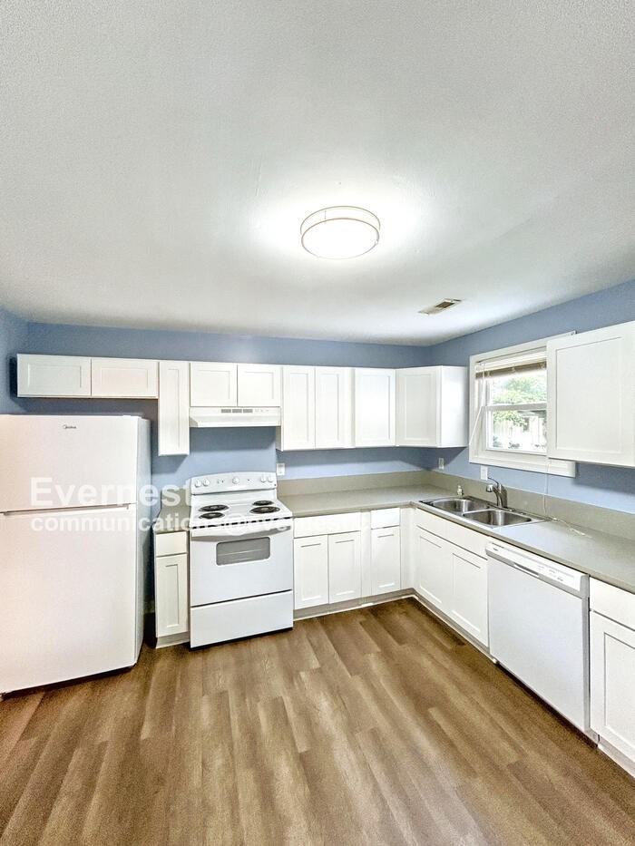 2611 Gravel Hill Rd - Photo 2 of 17