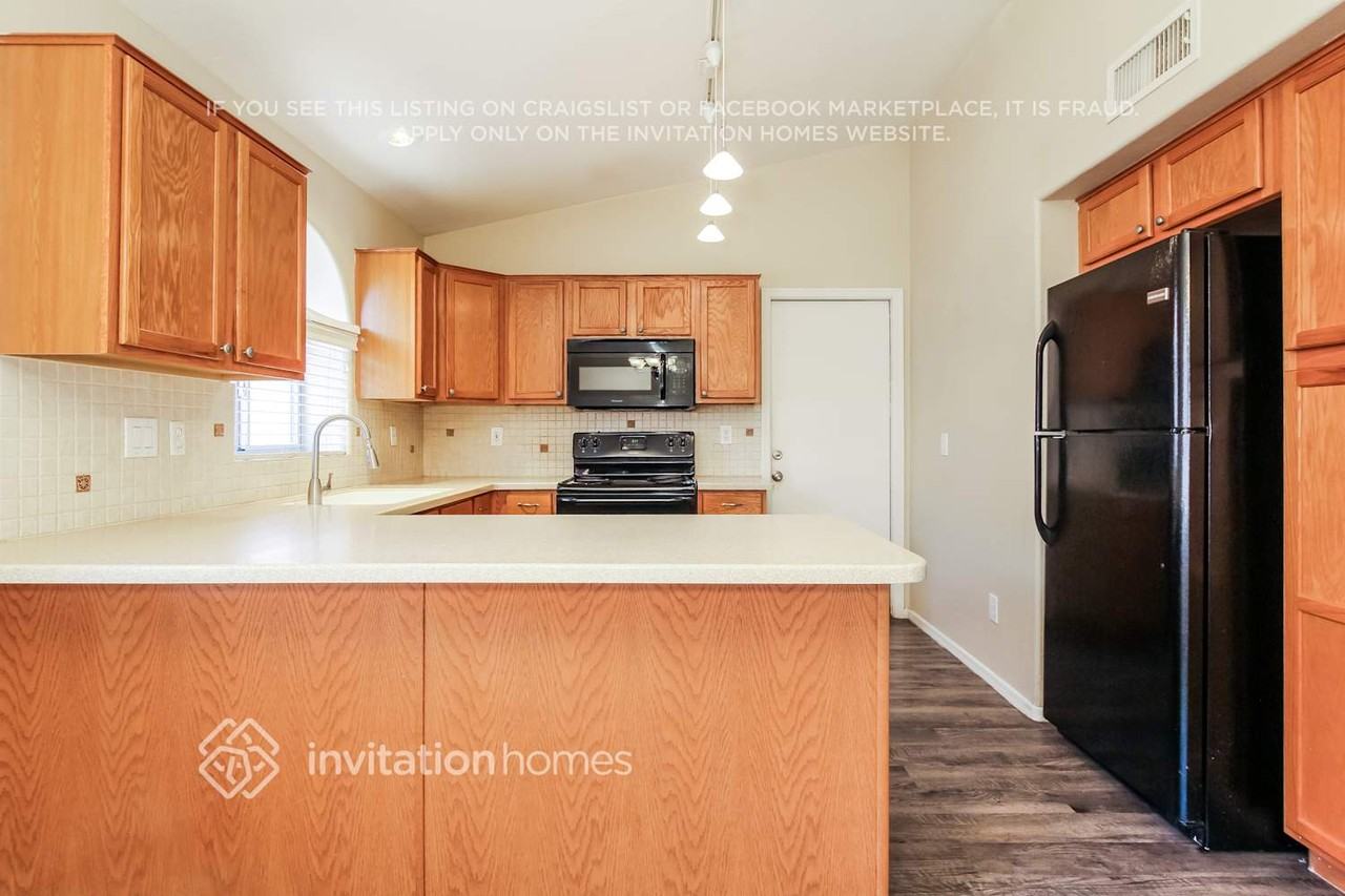12537 W Cambridge Ave - Photo 6 of 19