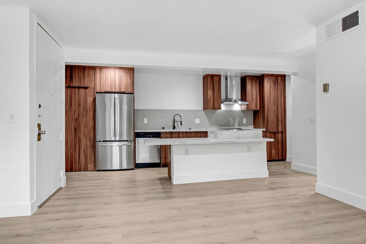 8430 De Longpre - Photo 4 of 25