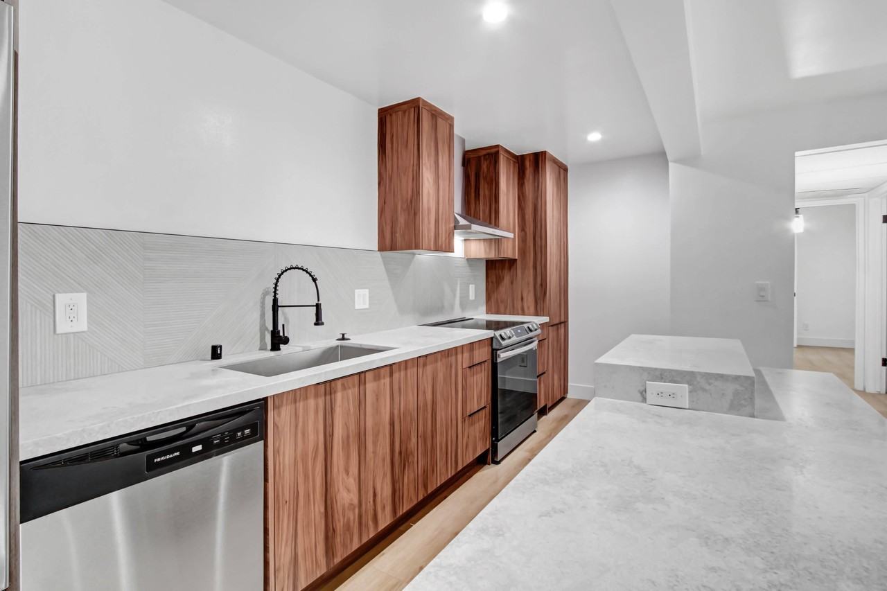 8430 De Longpre - Photo 5 of 25