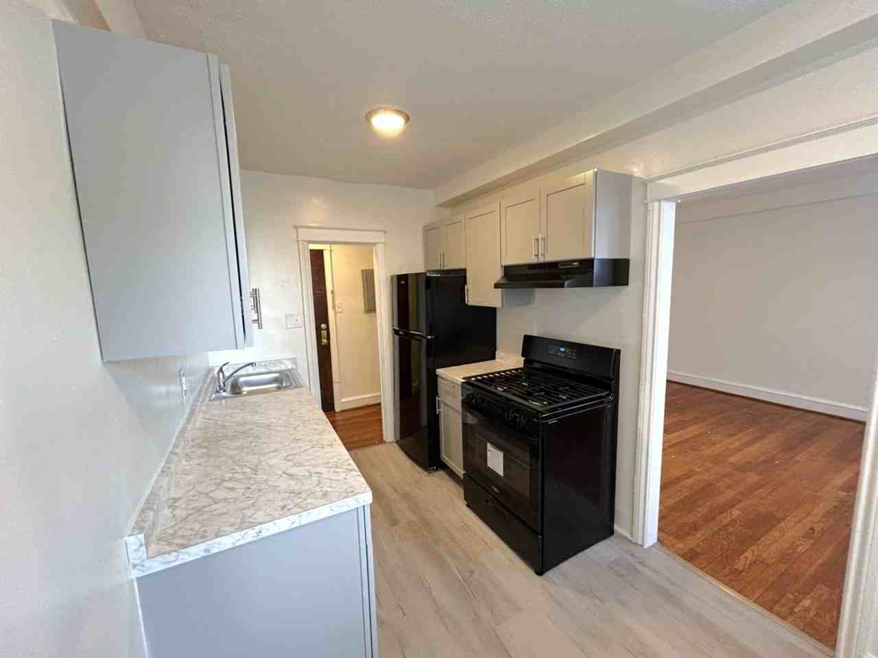 Parkwood Manor Apartments - Photo 6 of 18