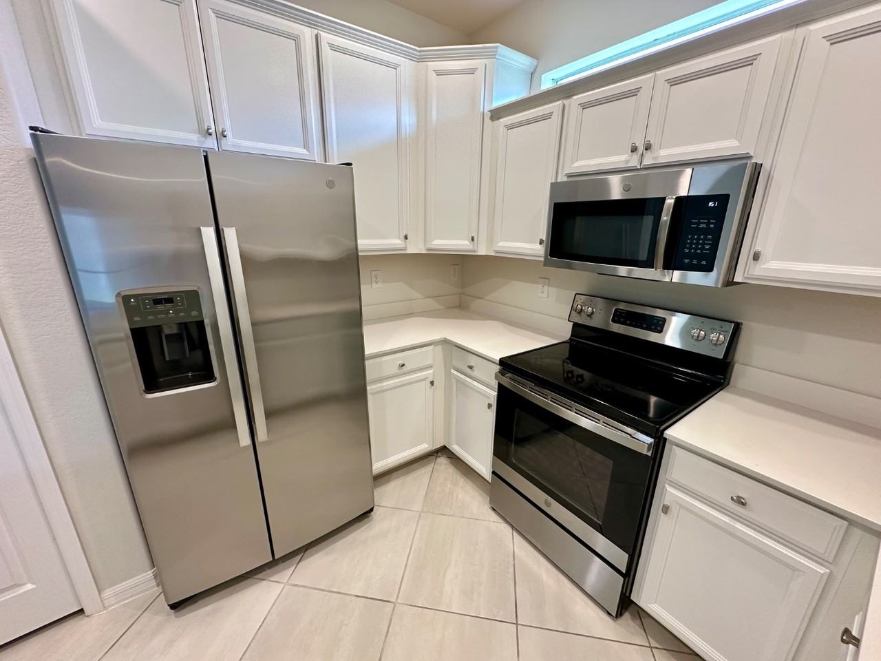 2563 Vine Ave - Photo 4 of 11