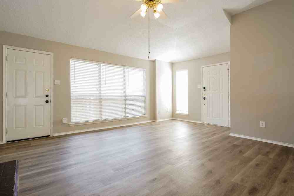 10648 Towerwood Dr - Photo 5 of 16