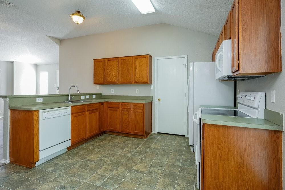 10648 Towerwood Dr - Photo 6 of 16