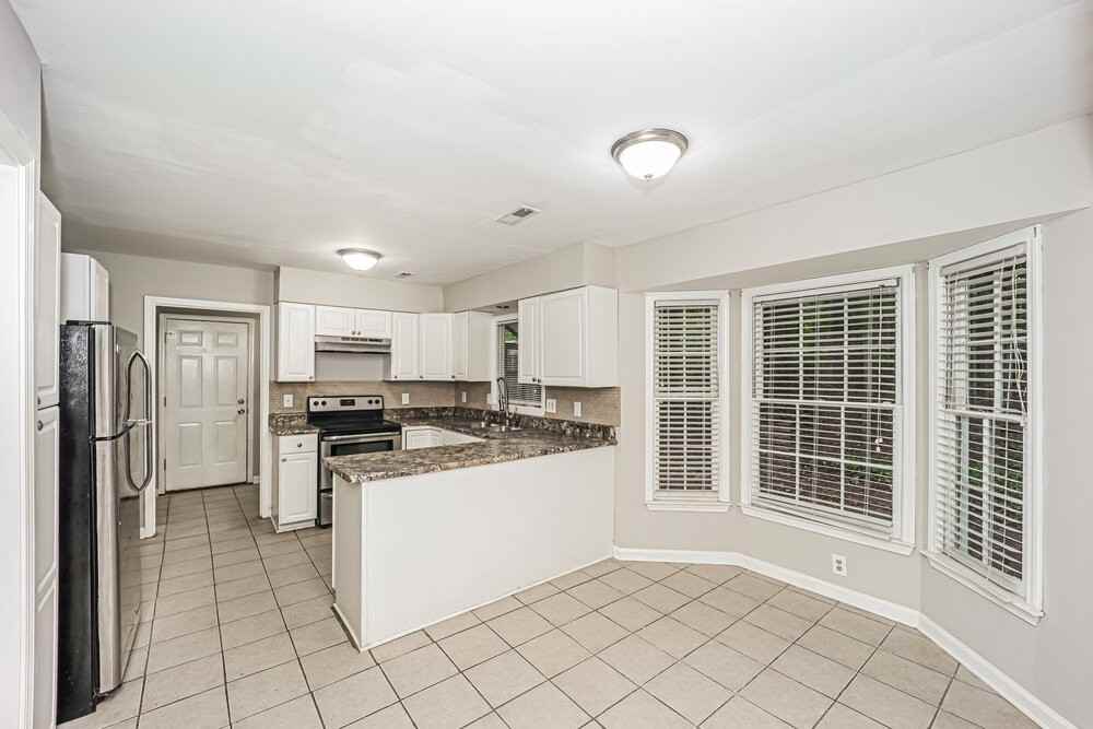 150 Oak St - Photo 7 of 17
