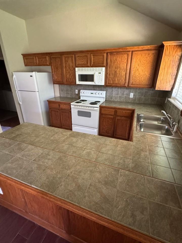 1629 Creekside Ln - Photo 4 of 10